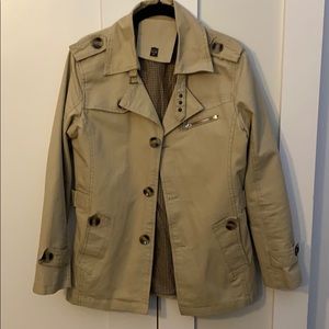 Medium men’s tan jacket.